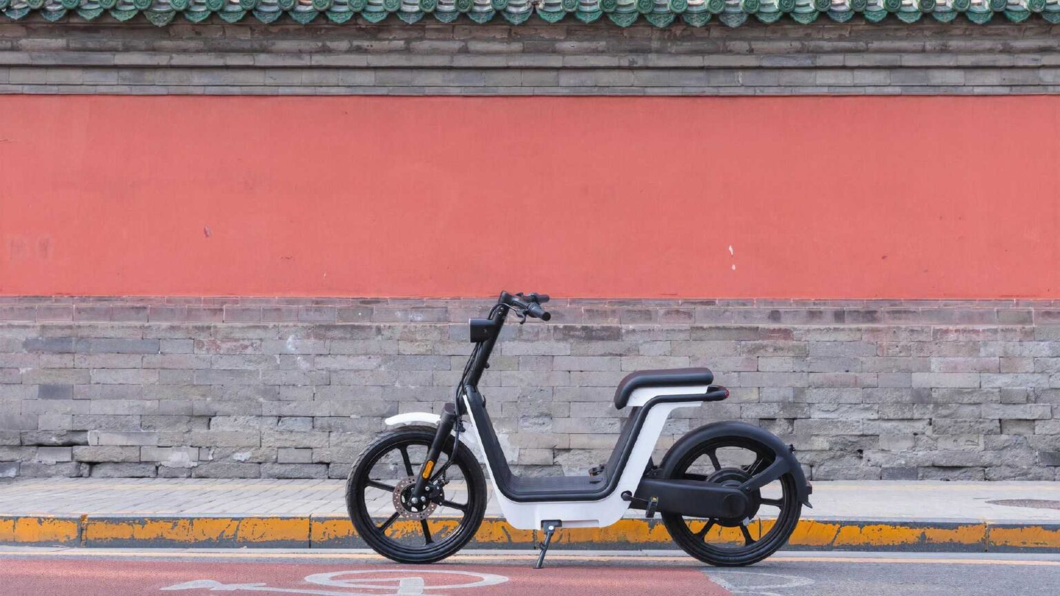 Honda lança bike elétrica minimalista em parceria com a empresa MUJI
