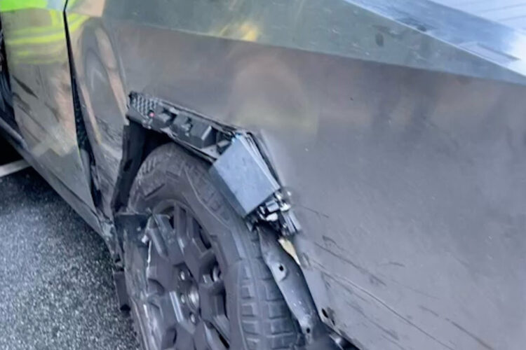 Tesla Cybertruck amassada após acidente