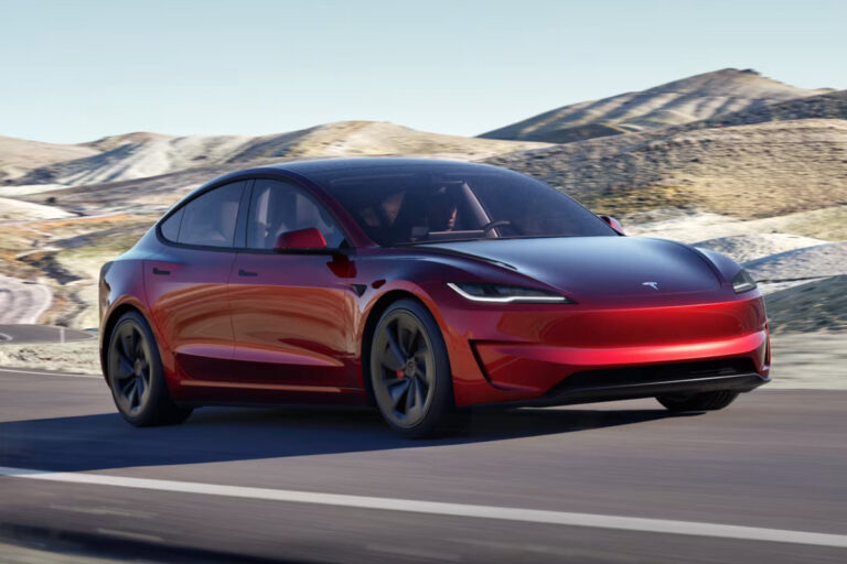Novo sedã elétrico Tesla Model 3 Performance tem 517 cv e acelera igual um Porsche